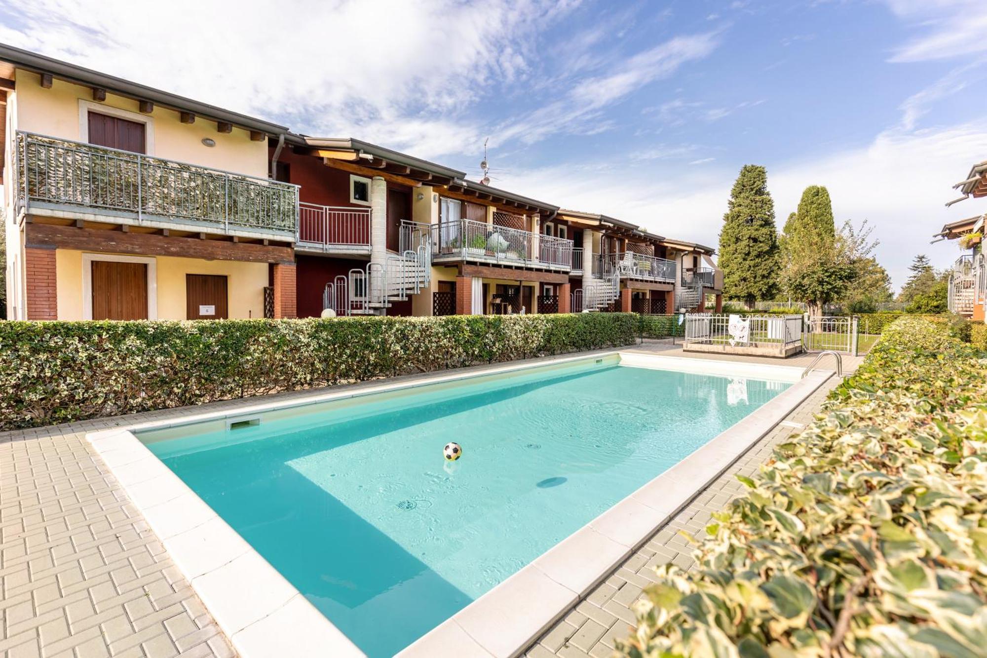 Residence La Corte Near Gardaland Кастельнуово-дель-Гарда Экстерьер фото